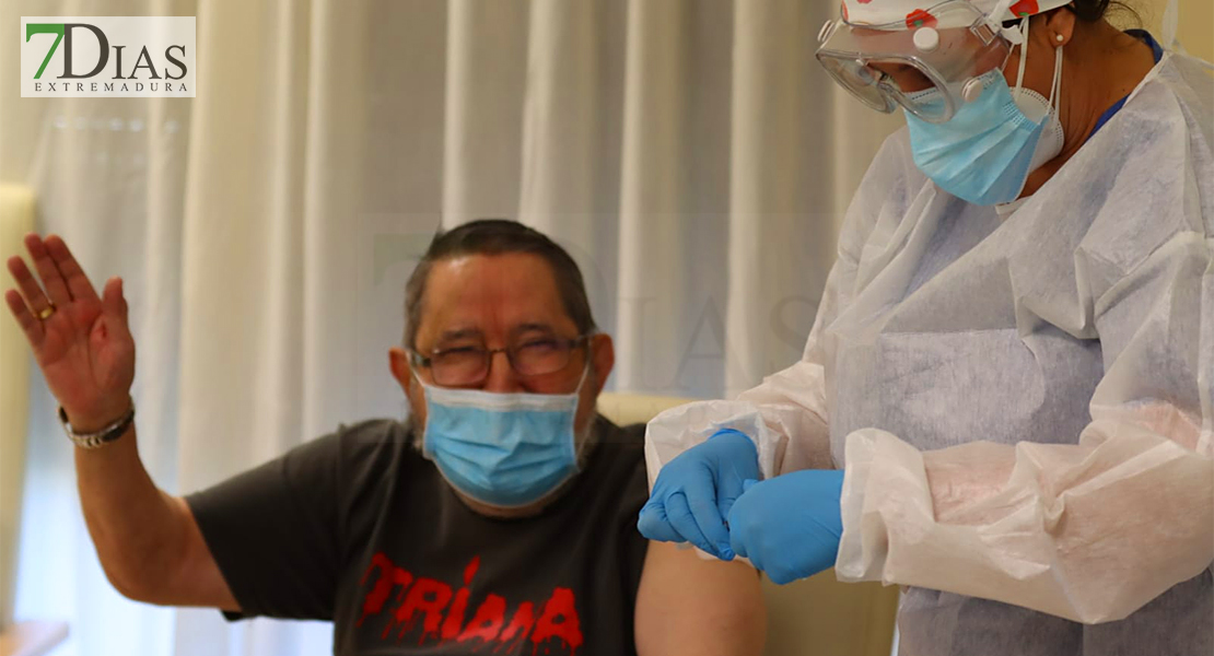 Vicente, de 72 años, ha sido el primer vacunado contra el covid en Extremadura