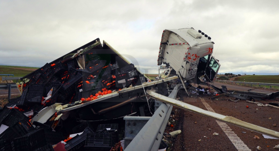 Dan el alta al conductor del tráiler, a pesar del impactante accidente en la A-5 cerca de Mérida