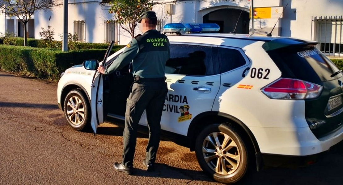 Un estudiante de Valdelacalzada (Badajoz) realiza compras online con una tarjeta de su profesora