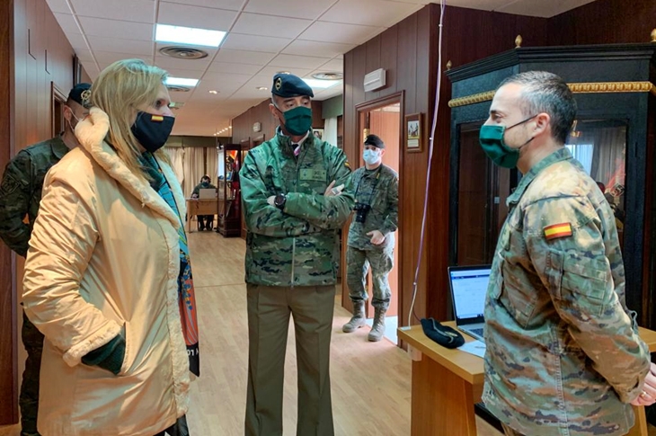 García Seco visita la Unidad de Vigilancia Epidemiológica de la Base General Menacho