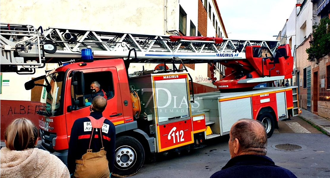 Los Bomberos rescatan a una mujer en su vivienda del Cerro de Reyes (BA)