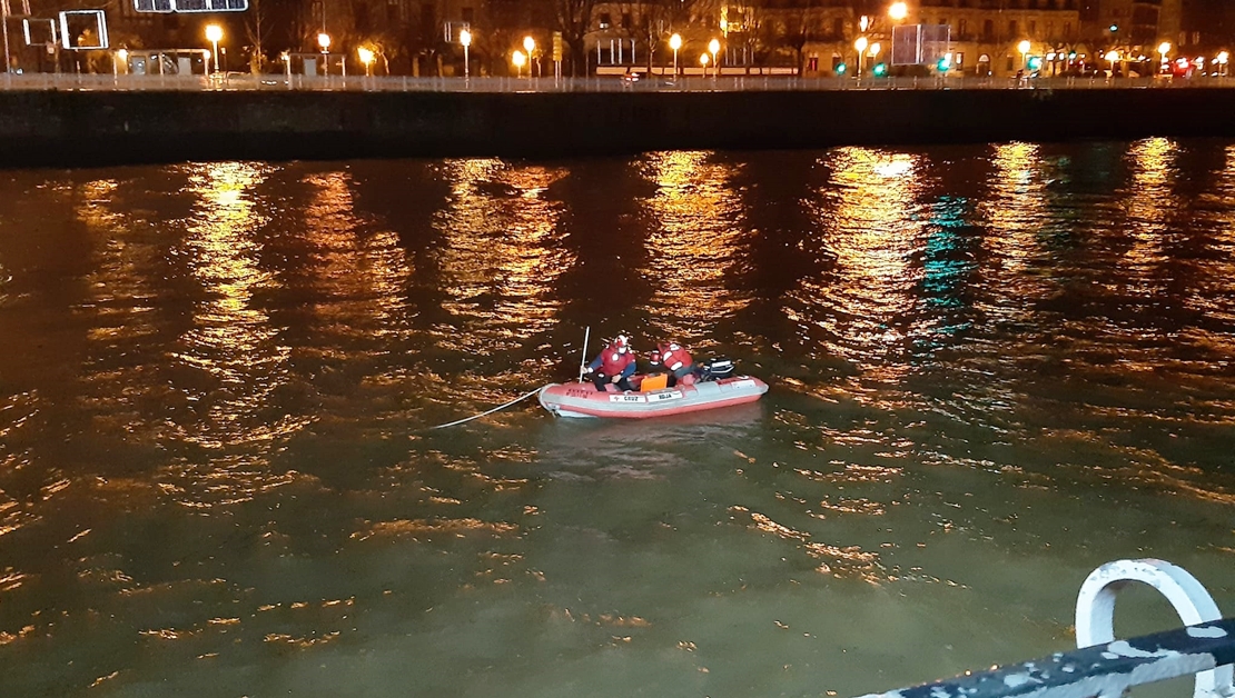 Fallece un ertzaina al caer al río con un coche patrulla