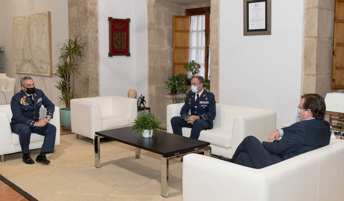 Vara se reúne con el actual jefe de la Base Aérea de Talavera la Real
