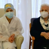 Araceli de 96 años y Mónica, las dos primeras vacunadas en España