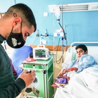 El Don Benito reparte ilusión entre los niños de la planta de Pediatría del Hospital