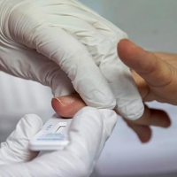 España facilita la llegada de viajeros de países de riesgo aceptando un nuevo tipo de test