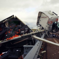 Dan el alta al conductor del tráiler, a pesar del impactante accidente en la A-5 cerca de Mérida