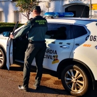 Un estudiante de Valdelacalzada (BA) realiza compras online con la tarjeta de su profesora