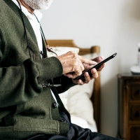 Alertan de una estafa a ancianos extremeños prometiendo vacunarlos para entrar en sus casas