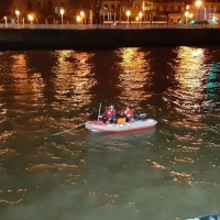 Fallece un ertzaina al caer al río con un coche patrulla