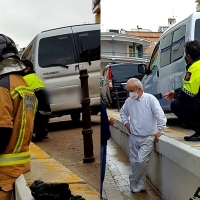 Los bomberos actúan en un incendio en la calle Joaquín Sama (Badajoz)