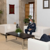 Vara se reúne con el actual jefe de la Base Aérea de Talavera la Real