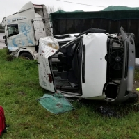 Grave accidente de tráfico entre un camión y una furgoneta en la carretera N-435
