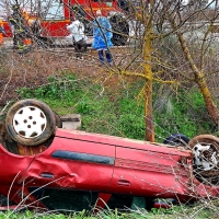 Tres personas atrapadas tras accidentarse entre Mérida y Alange