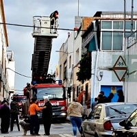Los Bomberos rescatan a una mujer en su vivienda del Cerro de Reyes (BA)