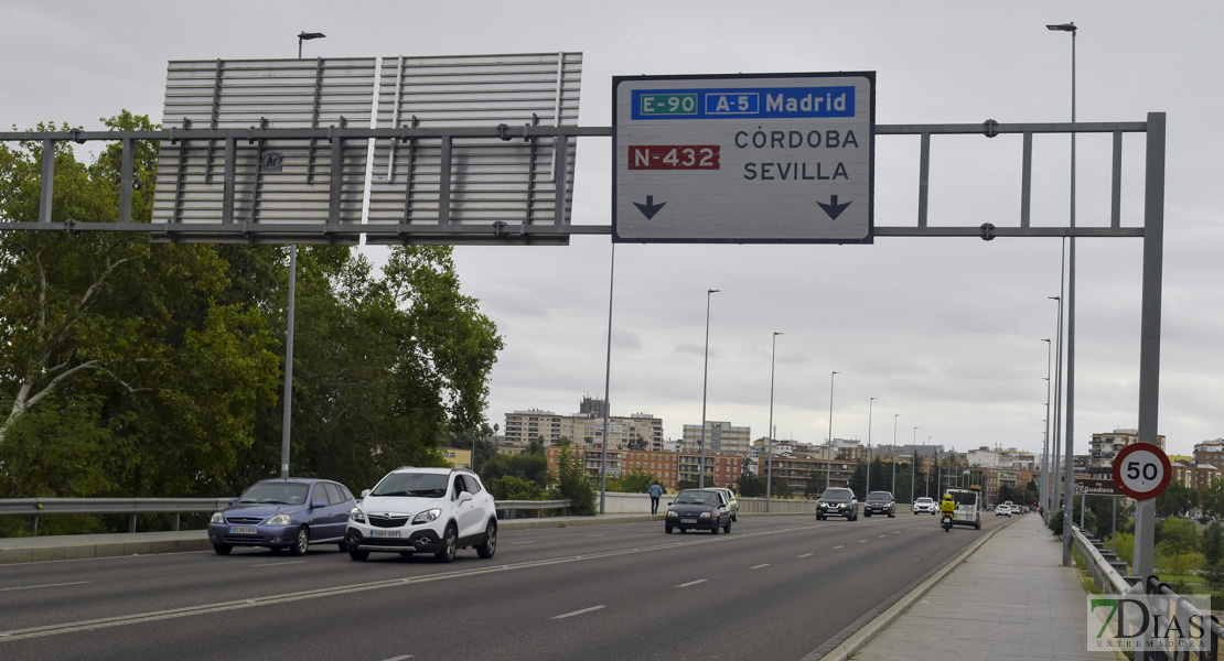 La Policía evita que una persona se precipite al vacío en el Puente de la Universidad