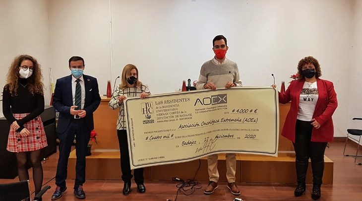 Los estudiantes de la Residencia Hernán Cortés recaudan 4.000 euros para la AOEx