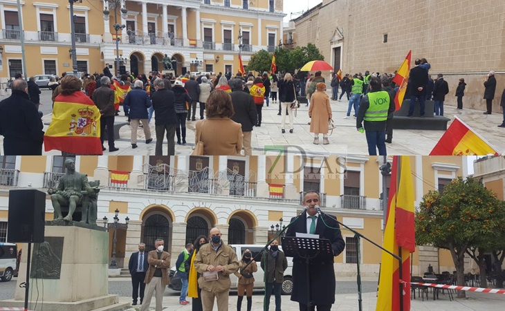 VOX se concentra en Badajoz en defensa de la Constitución