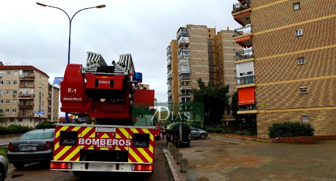 Incendio de vivienda en la barriada de la Paz (Badajoz)