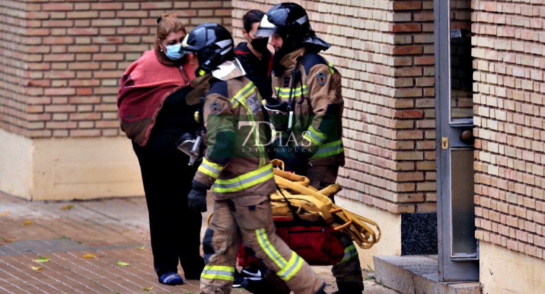 Incendio de vivienda en la barriada de la Paz (Badajoz)