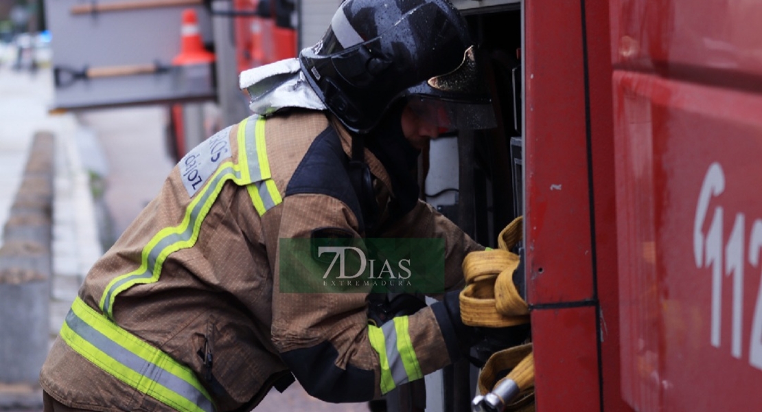 Incendio de vivienda en la barriada de la Paz (Badajoz)