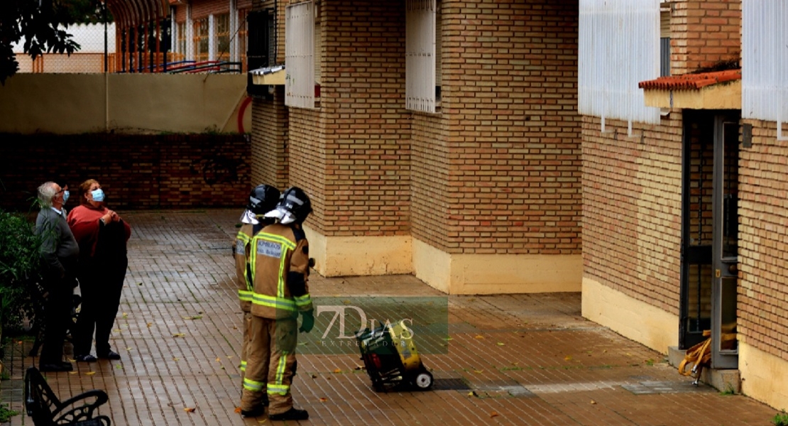 Incendio de vivienda en la barriada de la Paz (Badajoz)