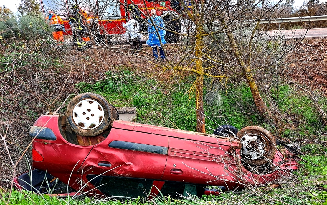 Tres personas atrapadas tras accidentarse entre Mérida y Alange