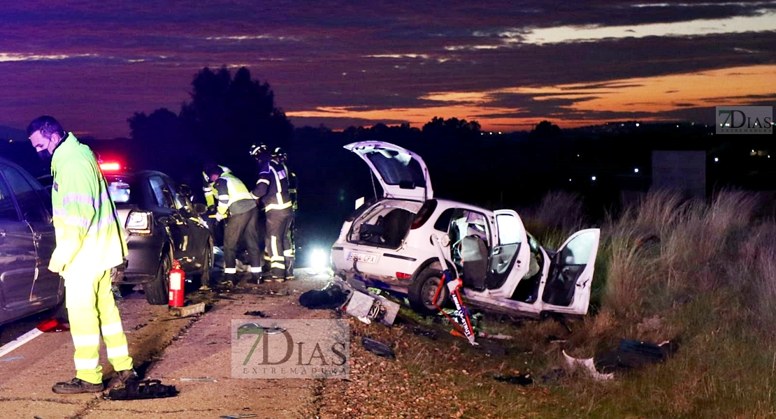 Imágenes que deja el accidente de la Antigua N-V (Mérida)