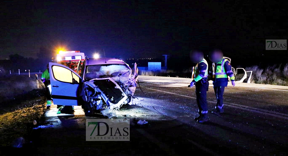 Imágenes que deja el accidente de la Antigua N-V (Mérida)