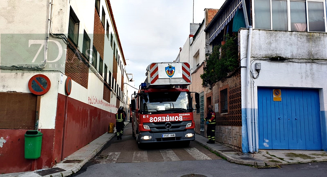 Los Bomberos rescatan a una mujer en su vivienda del Cerro de Reyes (BA)