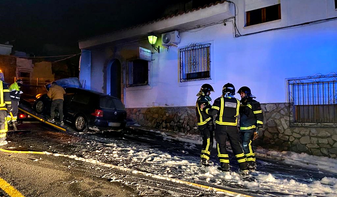 Los Bomberos sofocan el incendio de un coche en Alburquerque