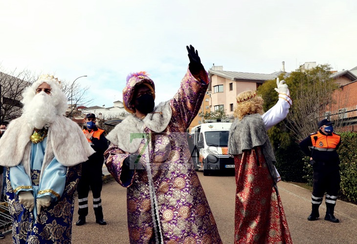 Los bomberos ayudan a los Reyes Magos a repartir ilusión en el Materno