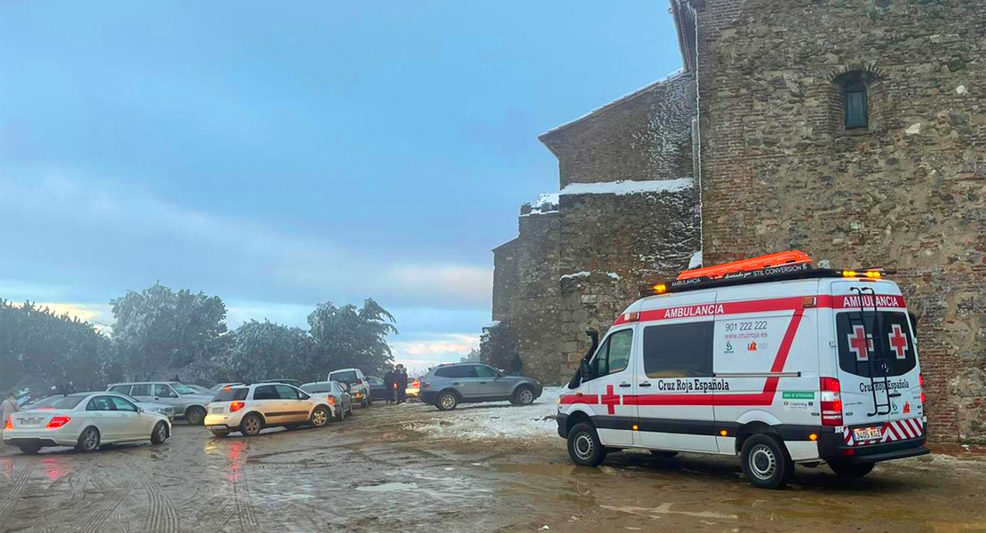 Envían efectivos a la zona del Monasterio de Tentudía ante la acumulación de personas por la nieve