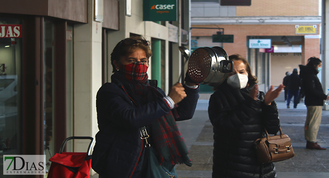 Las caceroladas no cesan en el comercio pacense