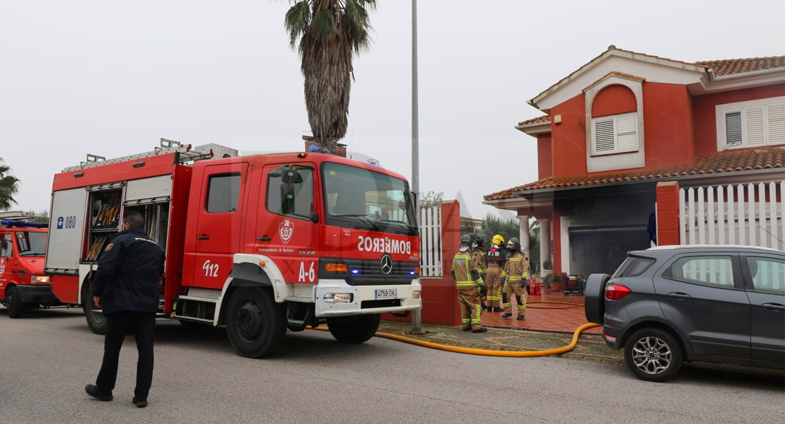 Bomberos y Policía Nacional intervienen en un incendio de vivienda en Las Vaguadas (Badajoz)