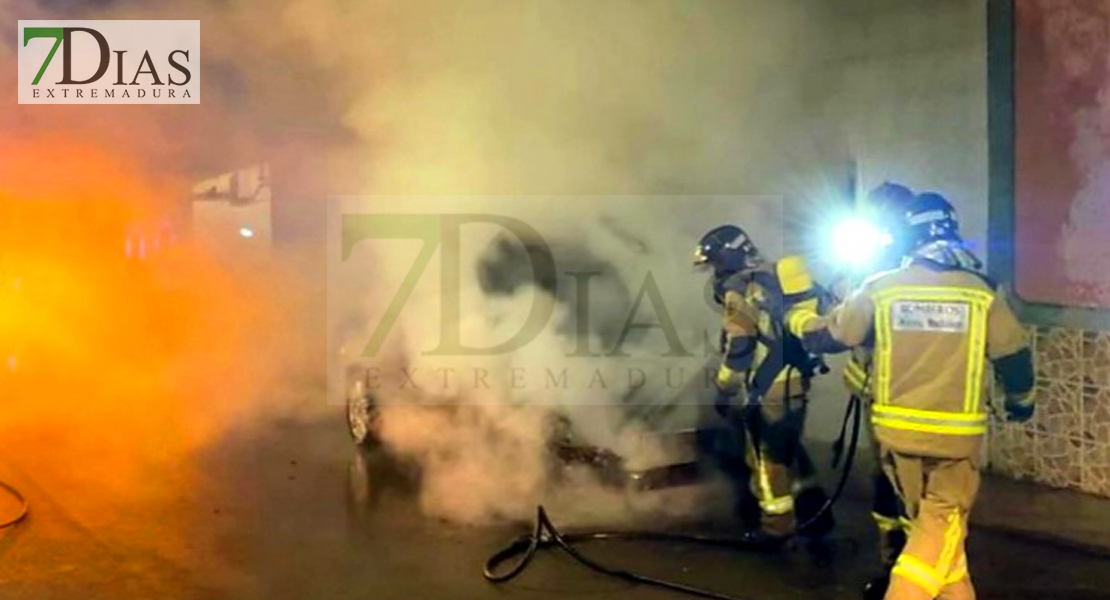 La quema de vehículos en las calles pacenses, una constante para la Policía y Bomberos