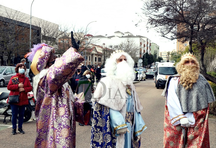 Los bomberos ayudan a los Reyes Magos a repartir ilusión en el Materno