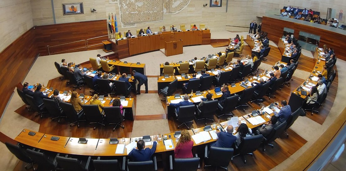 Tras las peticiones de los partidos: El Gobierno extremeño accede a congelarse el sueldo
