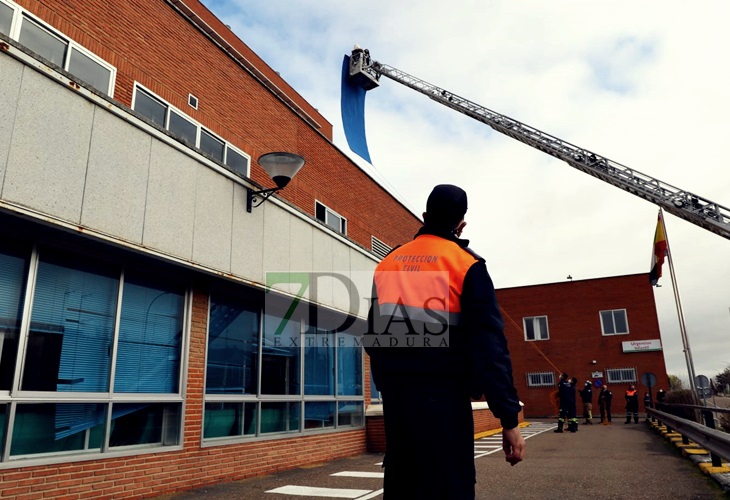 Los bomberos ayudan a los Reyes Magos a repartir ilusión en el Materno