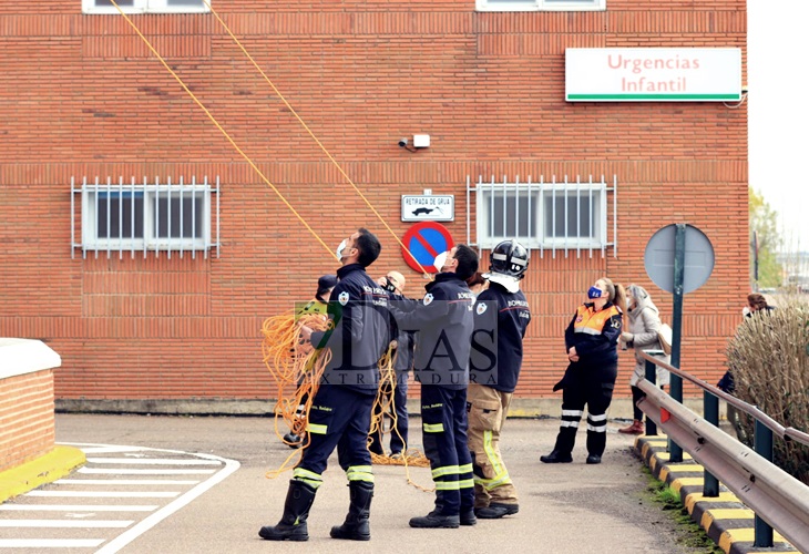 Los bomberos ayudan a los Reyes Magos a repartir ilusión en el Materno