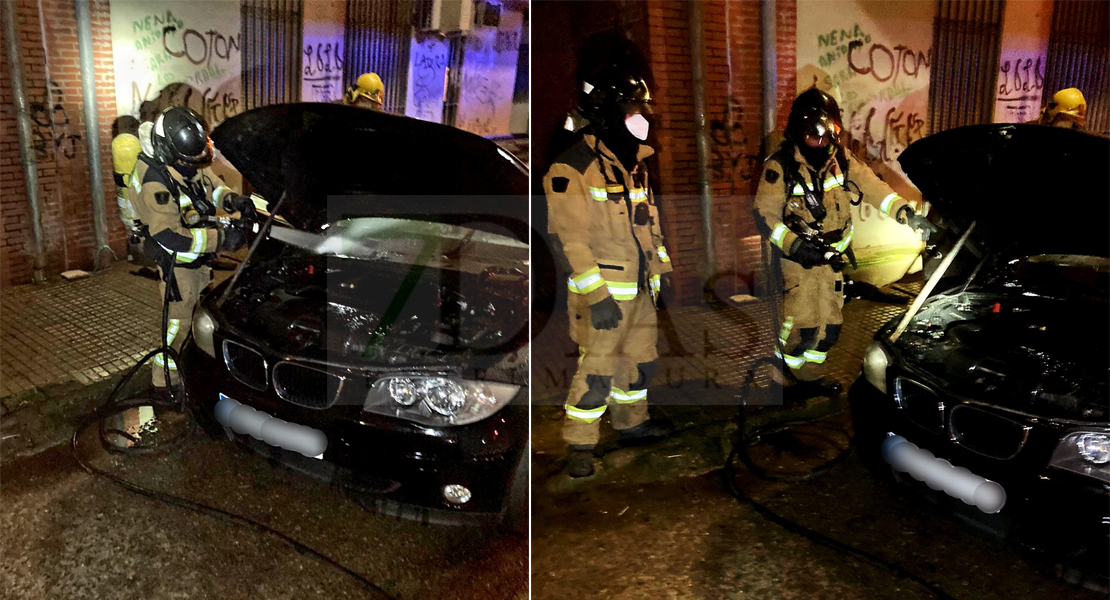 Bomberos de Badajoz actúan en un incendio de vehículo en &#39;Los Colorines&#39; (Badajoz)