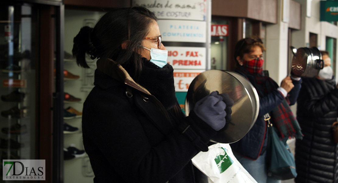 Las caceroladas no cesan en el comercio pacense