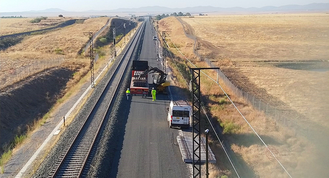 Ábalos: &quot;El tren de Alta Velocidad entre Mérida y Plasencia estará a finales de año&quot;