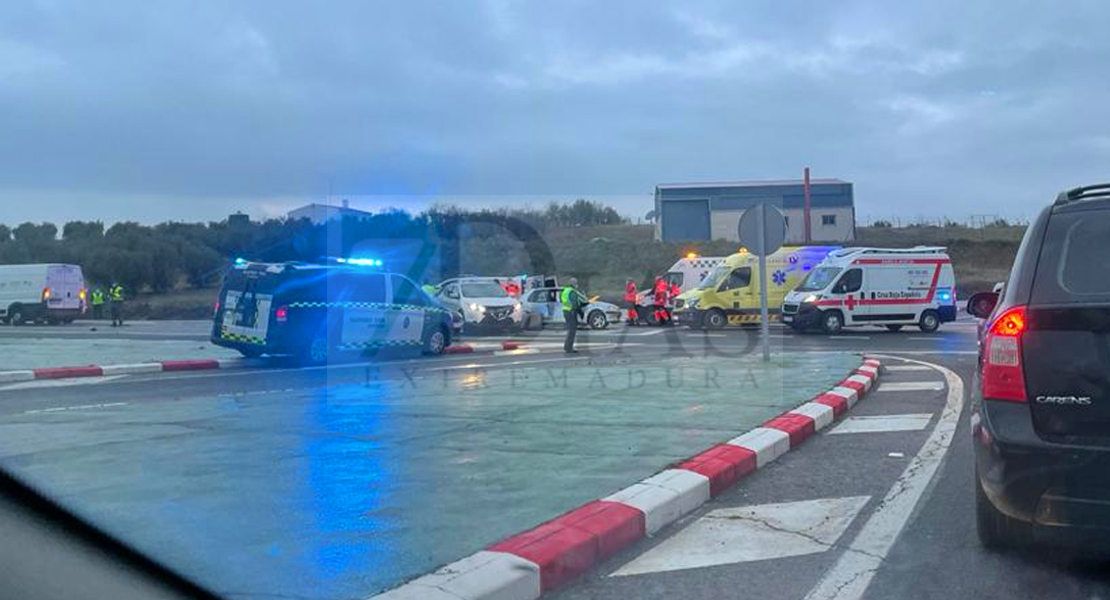 Varios heridos tras un accidente de tráfico en el cruce de Feria (Badajoz) en la N-432