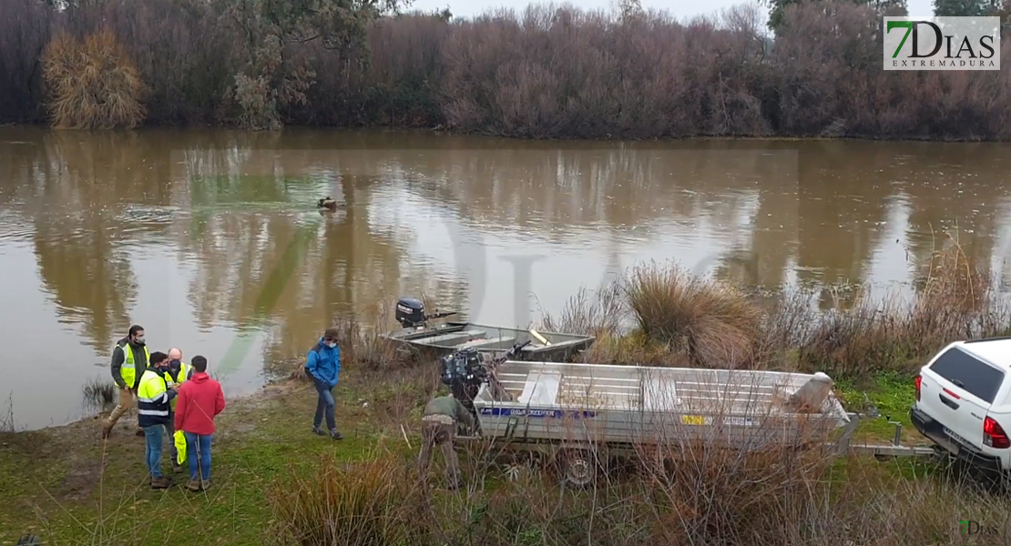 Bomberos de Badajoz logran sacar la barca del río Guadiana tras el trágico accidente