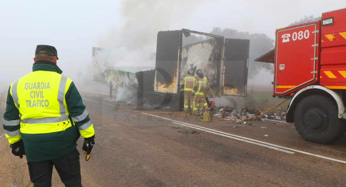 Sale ardiendo un tráiler en la N-523 cerca de Gévora (Badajoz) y provoca cortes