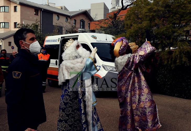 Los bomberos ayudan a los Reyes Magos a repartir ilusión en el Materno