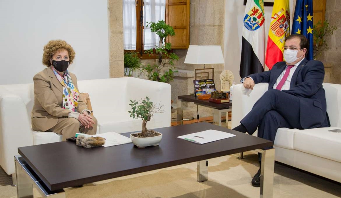 Vara se entrevista con la directora de la Real Academia de Extremadura