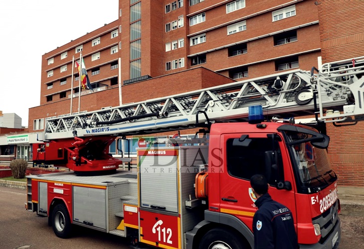 Los bomberos ayudan a los Reyes Magos a repartir ilusión en el Materno