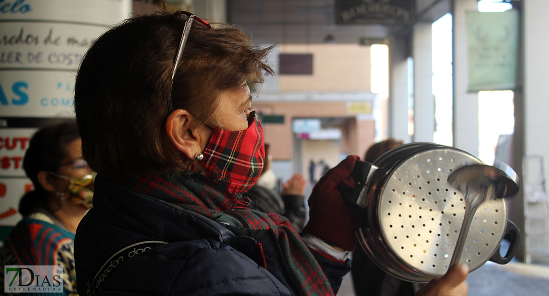 Las caceroladas no cesan en el comercio pacense